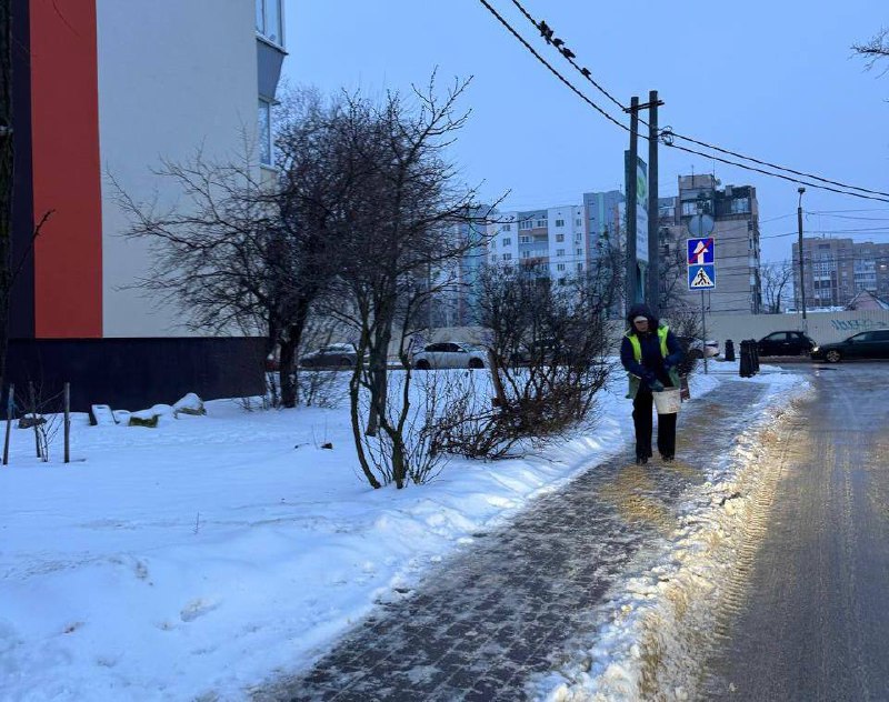 Комунальні служби Ірпеня працюють над очищенням міста після негоди