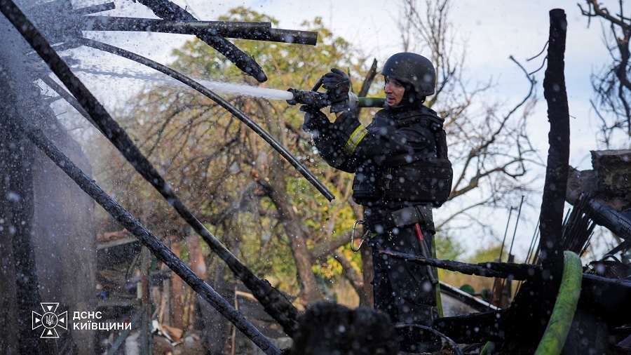 На Київщині через російські удари постраждала людина, горіли житлові будинки