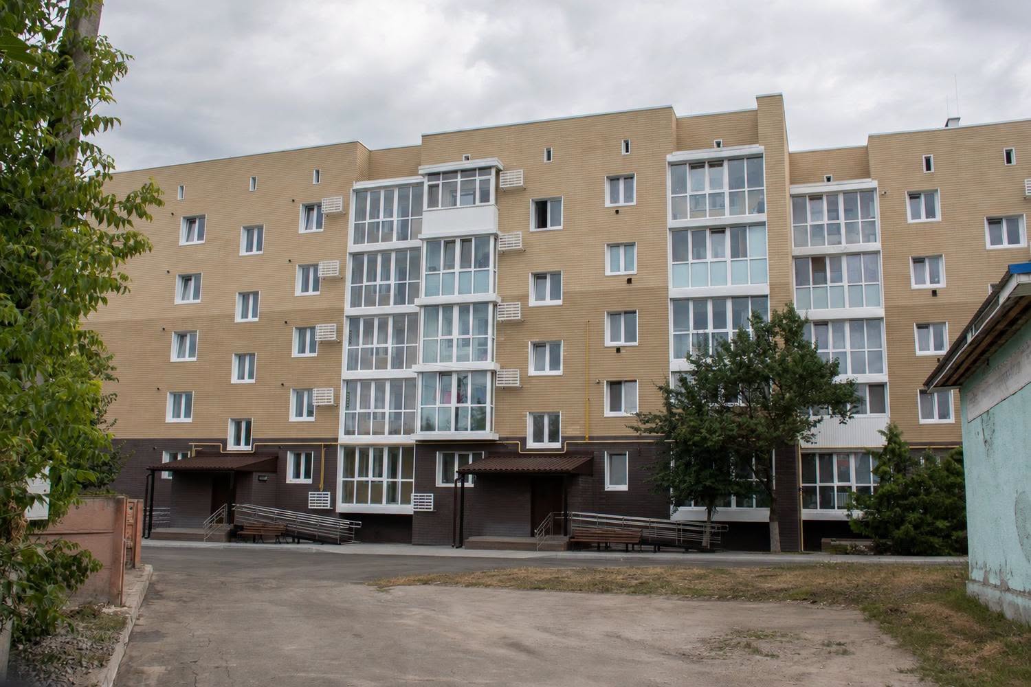 Після російських обстрілів у Макарові відновили житловий будинок: там зможуть жити 50 родин (ФОТО)