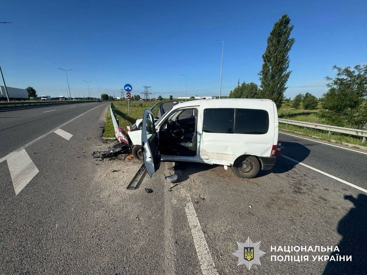 На Броварщині Citroën врізався у відбійник: двоє людей у лікарні