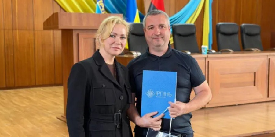 Ірпінські комунальники допомагали долати наслідки атаки: їх відзначили в міськраді