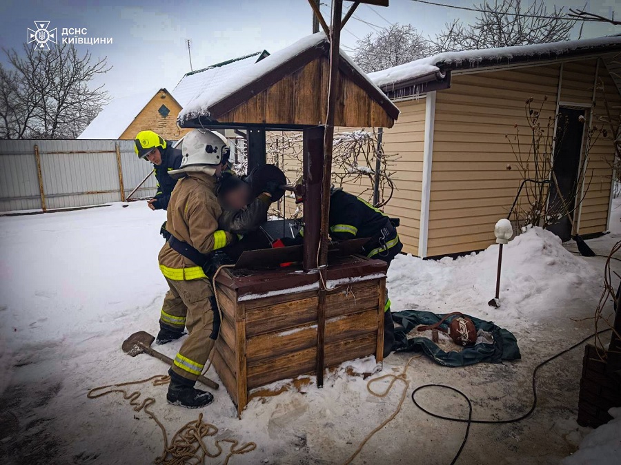 Літній чоловік вижив після падіння у криницю на Білоцерківщині