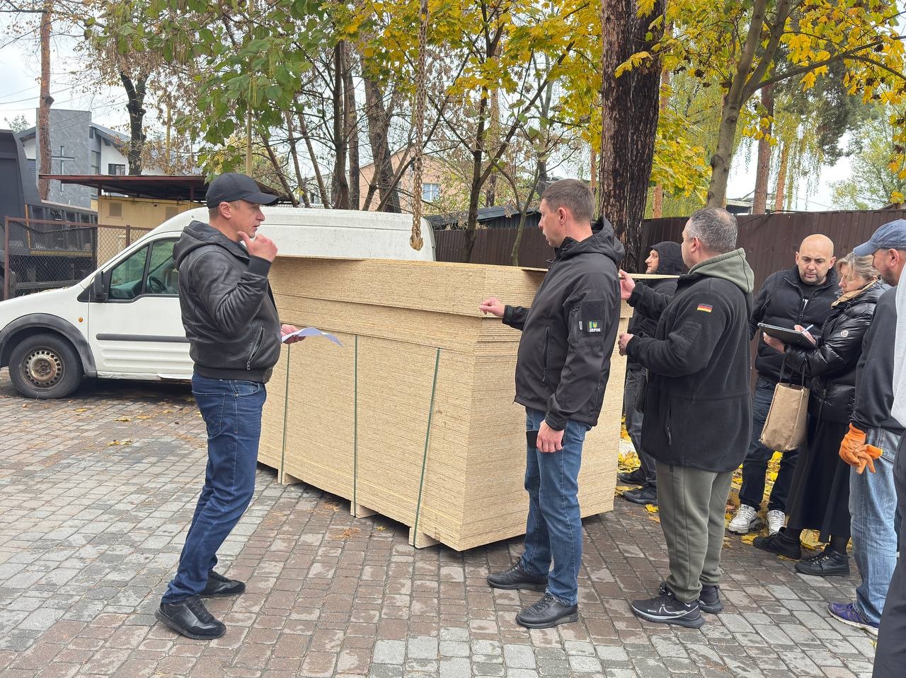 В Ірпені комунальники та волонтери допомагають мешканцям після ворожої атаки
