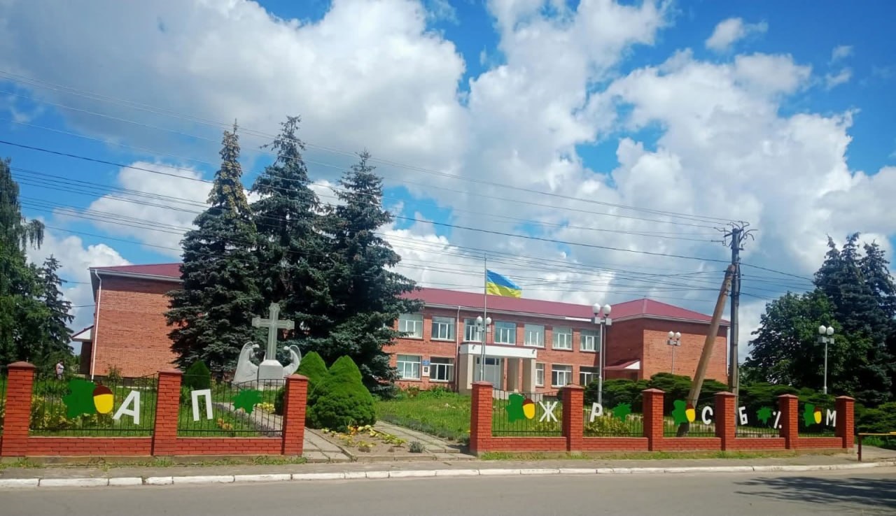«Діти йдуть до школи на свій страх і ризик»: у Макарівській громаді вимагають укриття для ліцею