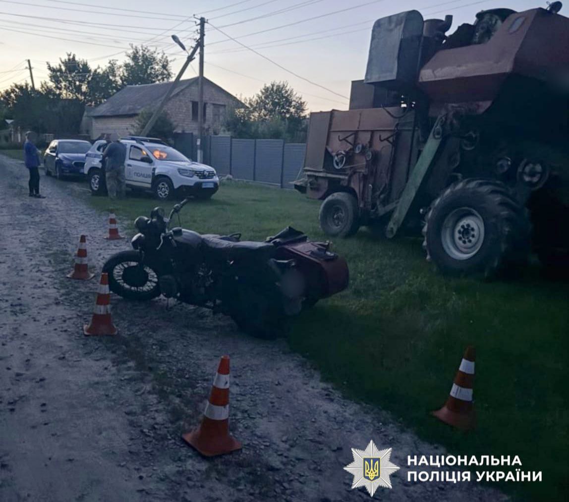 На Київщині мотоцикліст врізався в комбайн: постраждали двоє людей