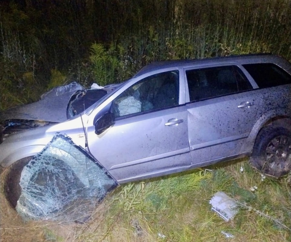 На Броварщині легковик влетів у вантажівку: водія госпіталізували