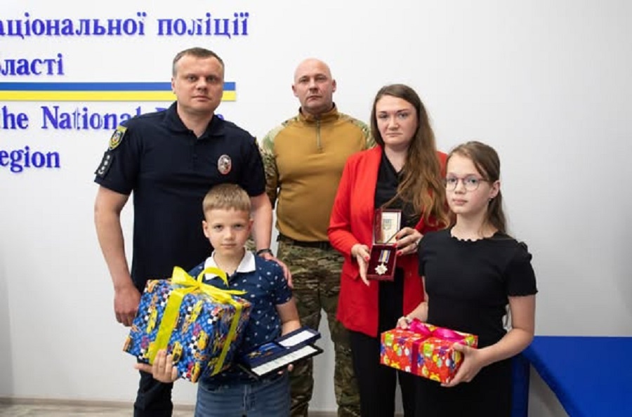 Родинам загиблих поліцейських Київщини вручили державні нагороди посмертно