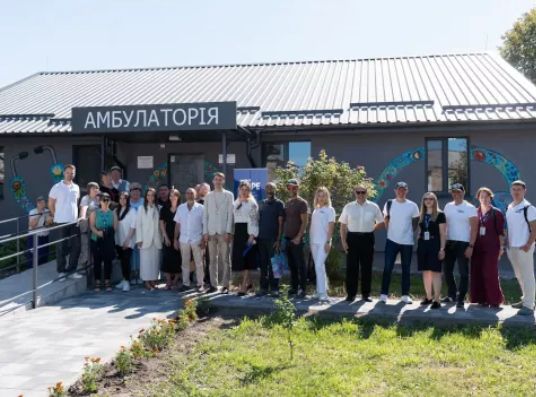 На Київщині відновили амбулаторію з сонячними панелями та петриківським розписом
