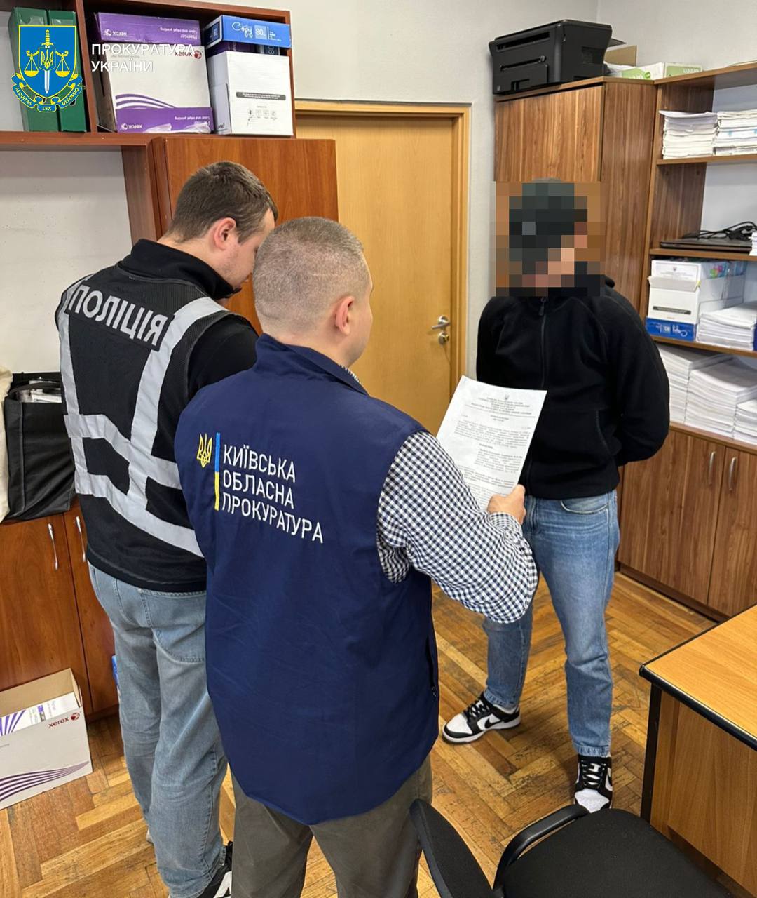 П'ять чоловіків із Київщини викрали військового і "вибивали" із нього неіснуючий борг