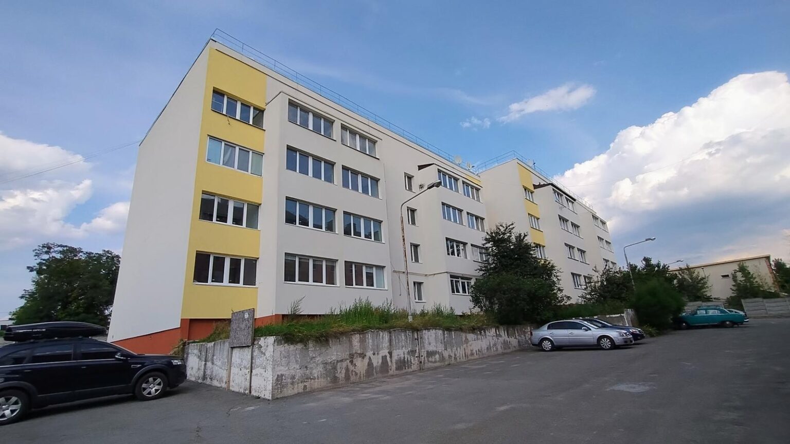 У селі Бузова триває відбудова будинку, пошкодженого у 2022 році