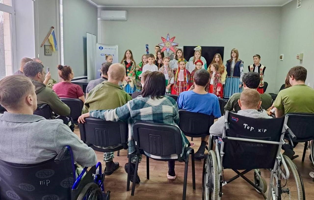 Діти з Бучанської громади привітали різдвяними подарунками українських військових на реабілітації