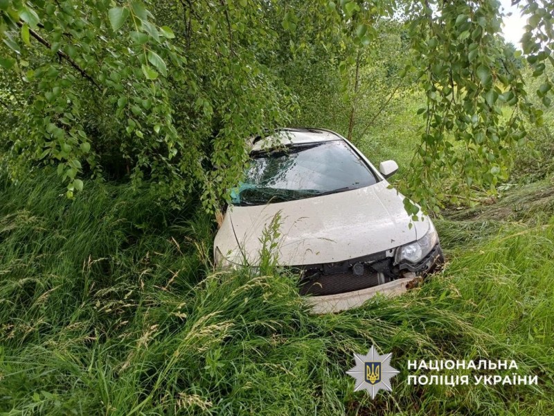 Поблизу Кагарлика автомобіль врізався в дерево: загинула молода жінка