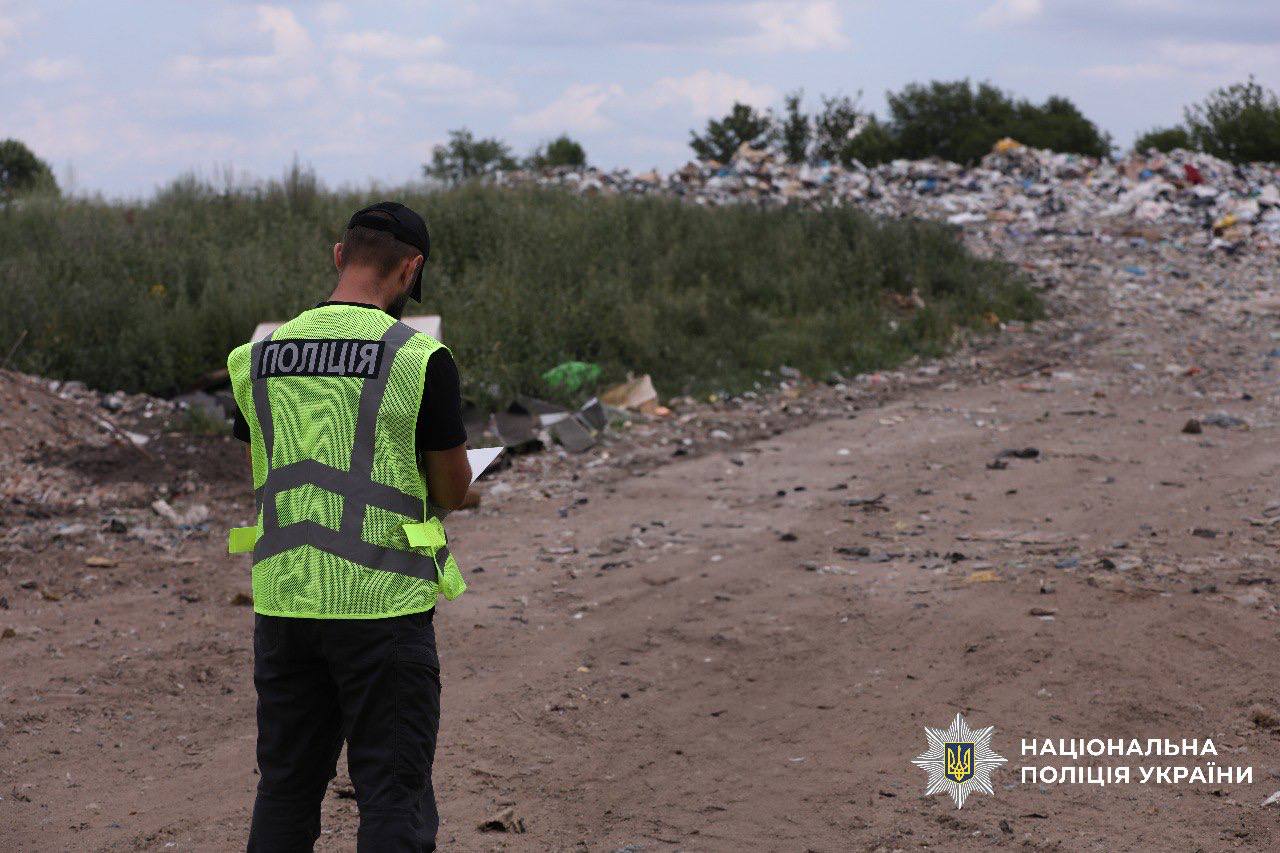 На Київщині посадовці організували незаконне сміттєзвалище попри заборону суду (ФОТО, ВІДЕО)
Нацполіція викрила трьох посадовців однієї з громад Київщини, які організували роботу нелегального с...