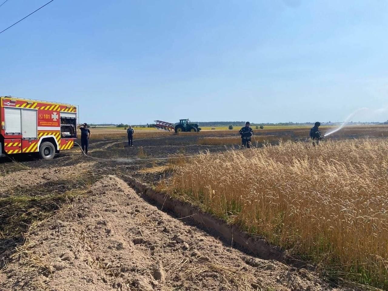 На Броварщині уламки збитого дрона спричинили пожежу на полі зернових