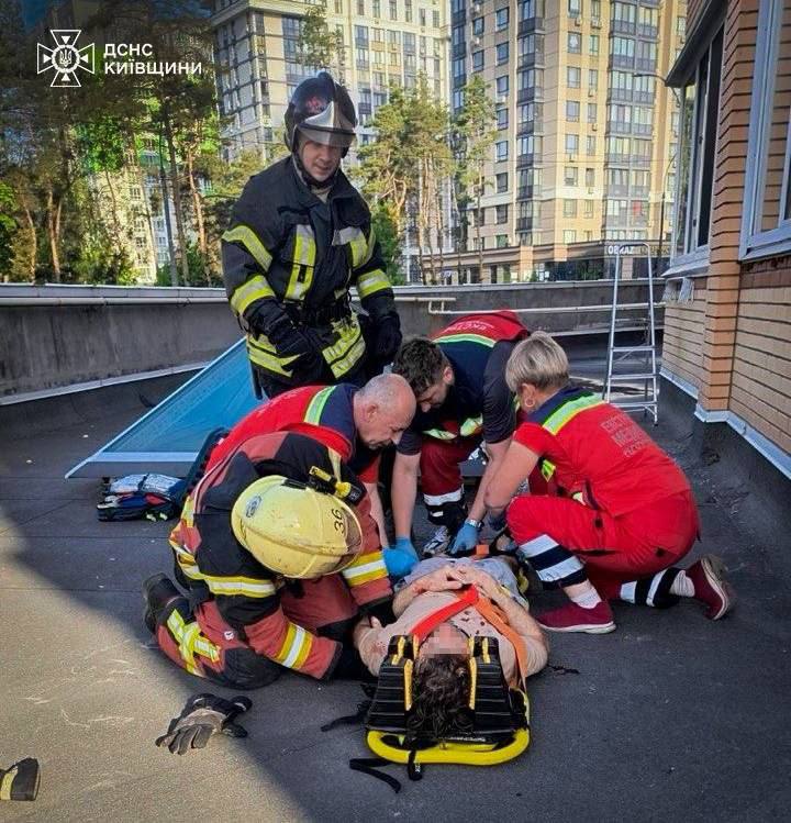 В Ірпені рятувальники врятували чоловіка, який впав на дах магазину (ВІДЕО)