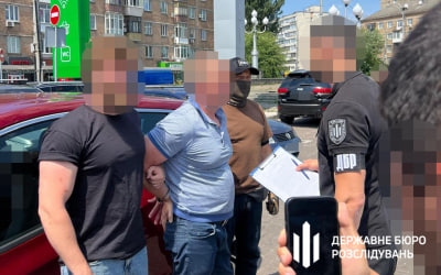 На Київщині податківець вимагав хабарі від підприємців
Працівники Державного бюро розслідувань повідомили про підозру головному державному інспектору подат...
