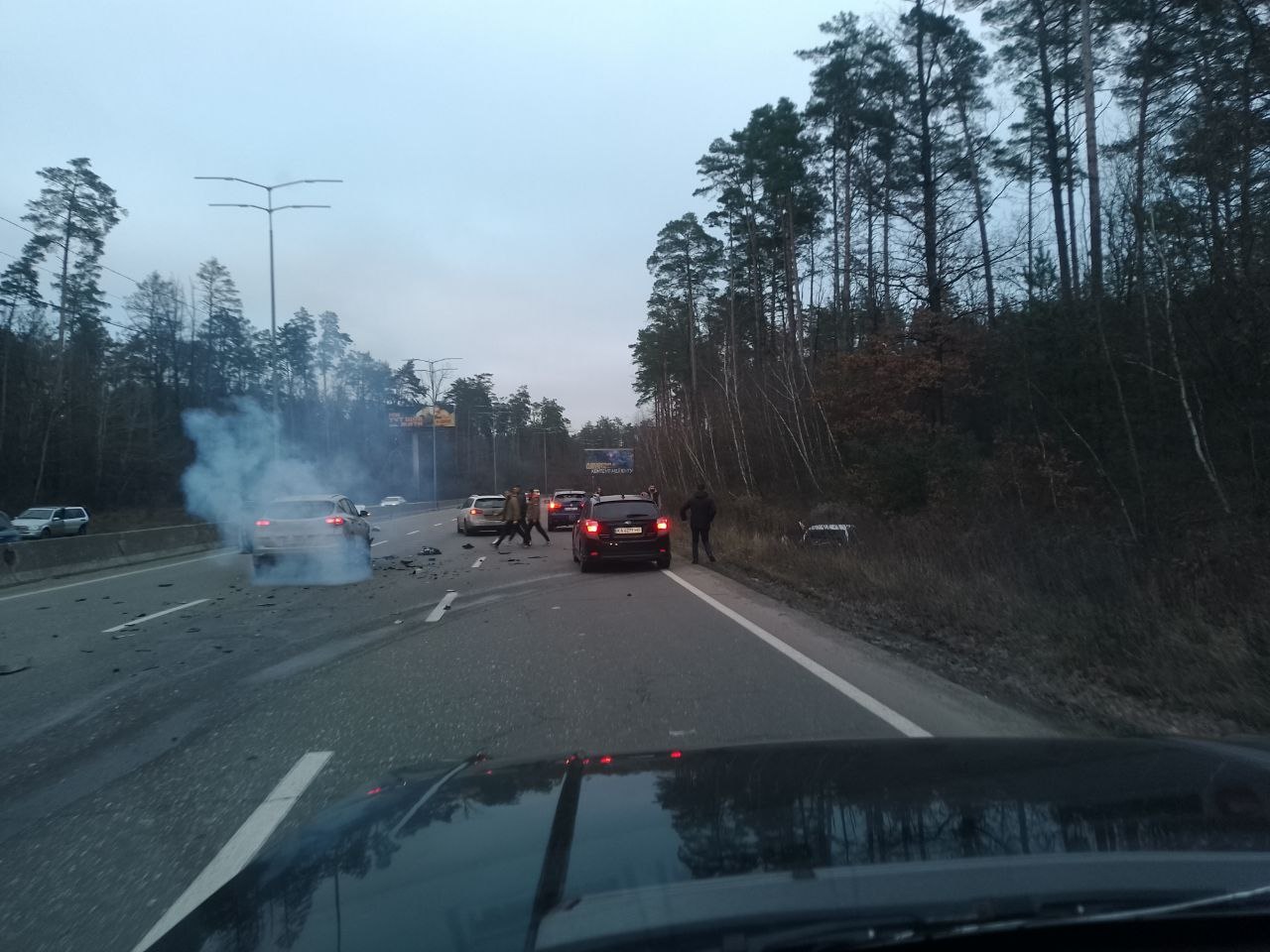 В передмісті Києва внаслідок ДТП загорівся автомобіль (ФОТО)