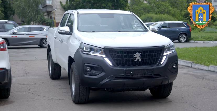 Броварська громада передала підрозділу ППО новий пікап Peugeot Landtrek (ВІДЕО)