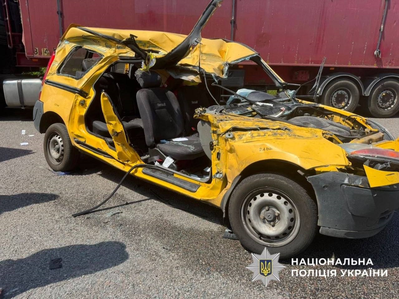 На Обухівщині внаслідок ДТП постраждали четверо пасажирів легковика