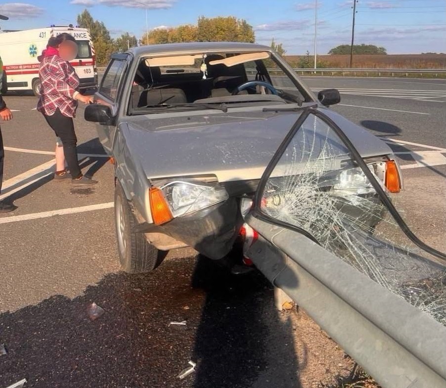 На Броварщині нетверезий водій врізався у відбійник: травмувалася 10-річна дівчинка