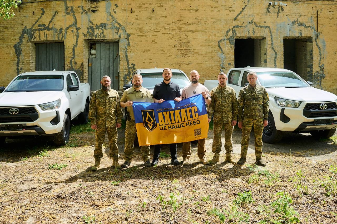 Київщина передала пікапи для бригади безпілотних систем «Ахіллес»