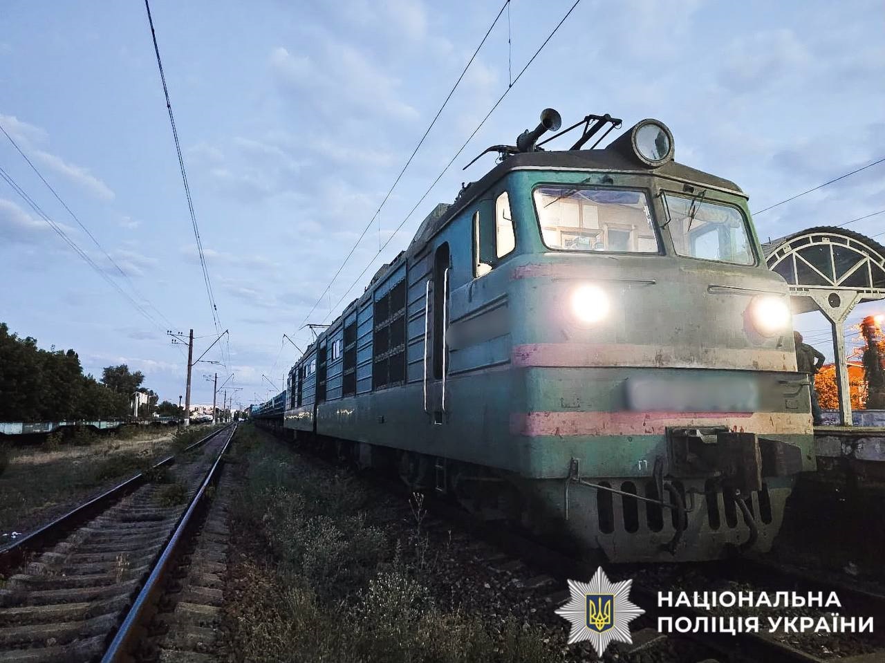 У Бучанському районі вантажний потяг смертельно травмував 26-річну жінку