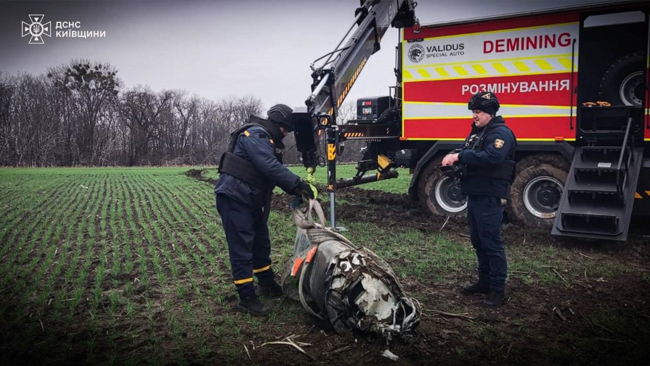 Піротехніки ДСНС знешкодили уламки ракети Х-101 у Богуславській громаді