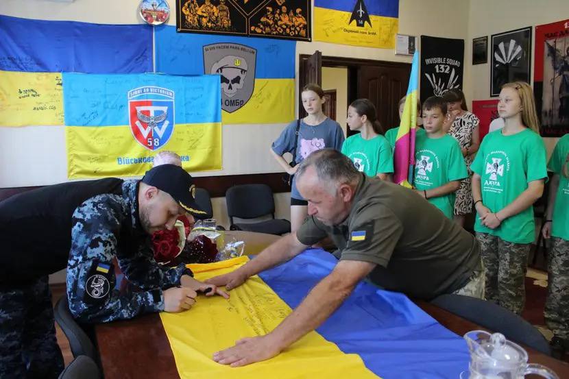 На Київщину після трьох років полону повернувся Сергій Зленко
У Ставищі на Київщині урочисто зустріли захисника Сергія Зленка, який провів понад три роки в російс...