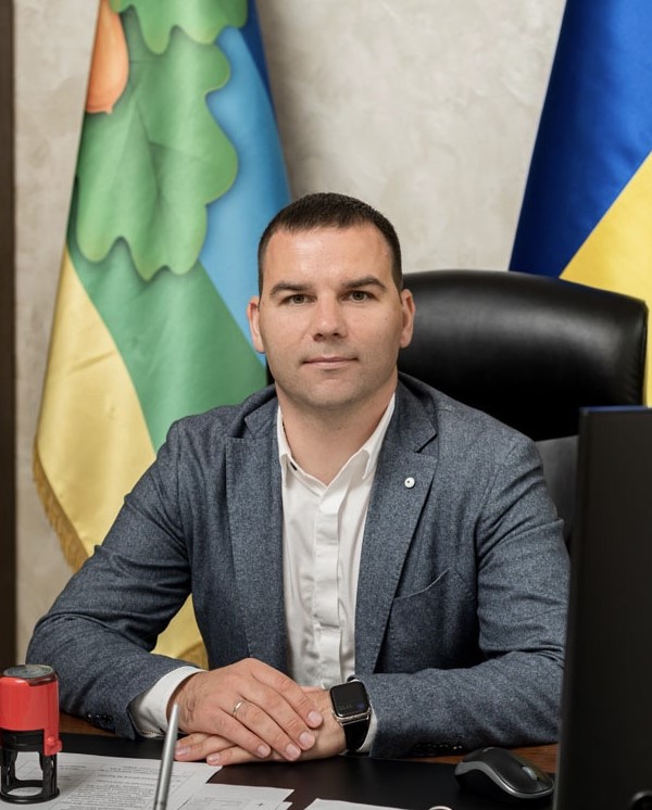 За лаштунками влади: політичний портрет голови Гатненської громади Олександра Паламарчука