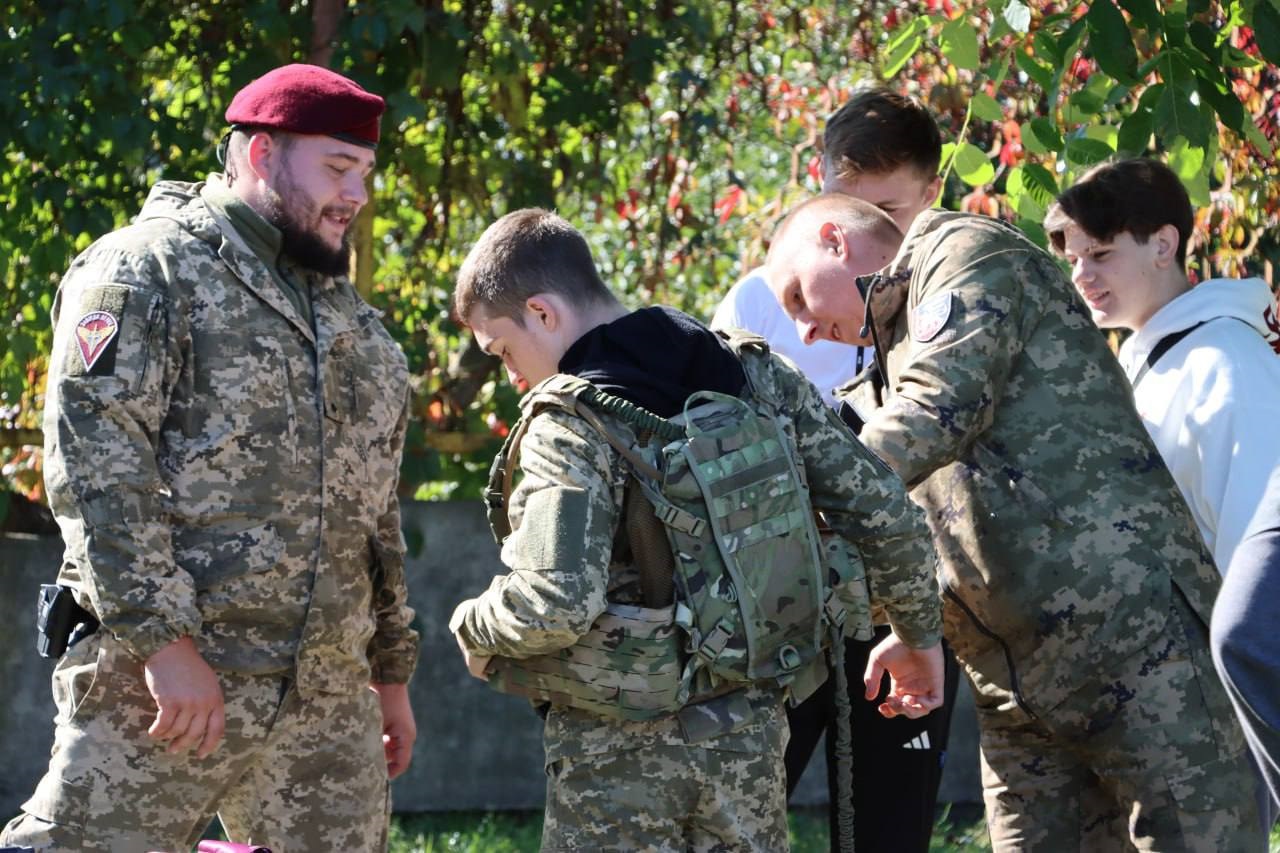 Мешканці Фастівської громади взяли участь у вишколі під керівництвом десантників (ФОТО)