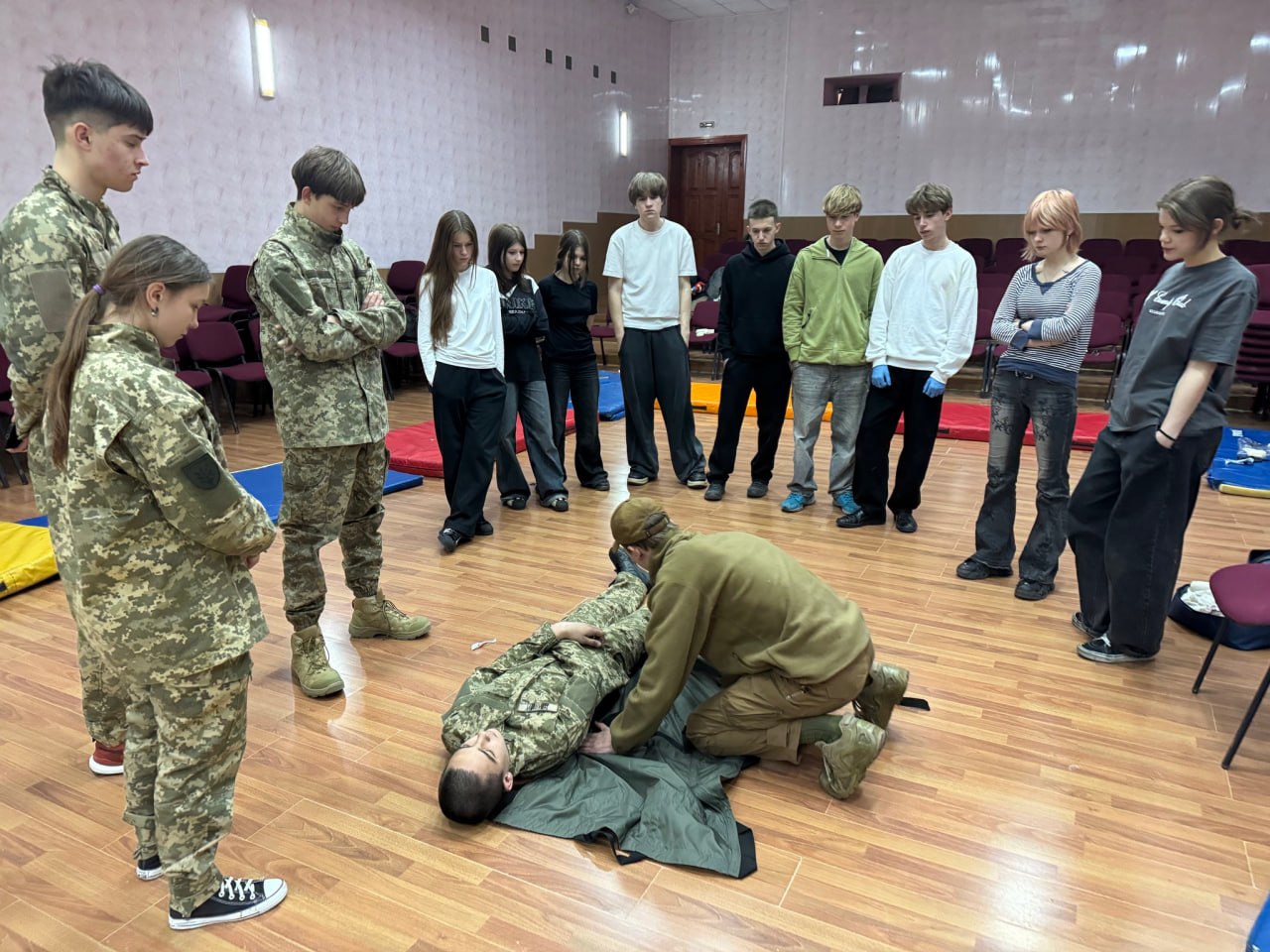 Муніципальна варта Ірпеня навчає школярів основам тактичної медицини (ФОТО)