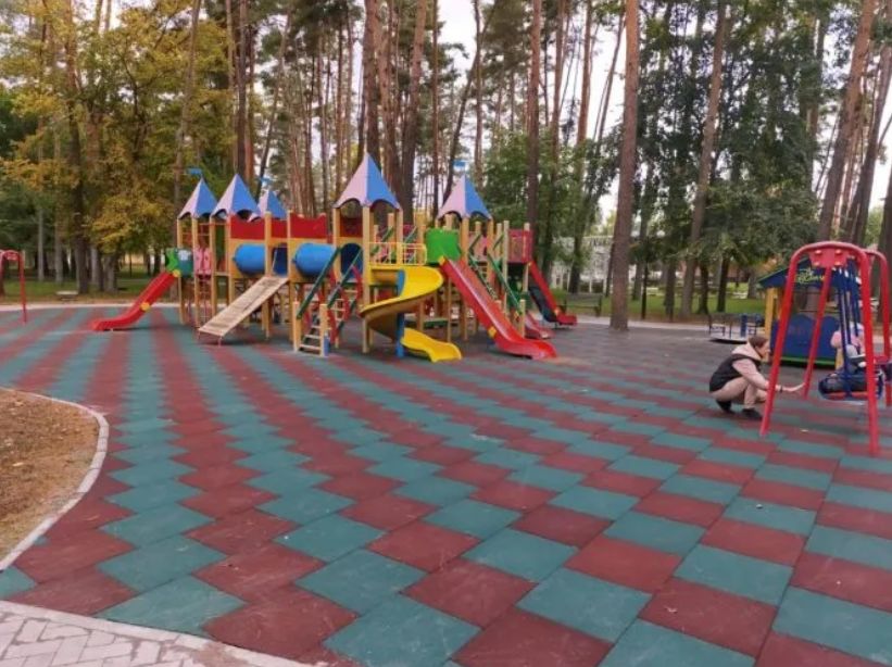 В одному з Ірпінських парків оновили покриття дитячого майданчика