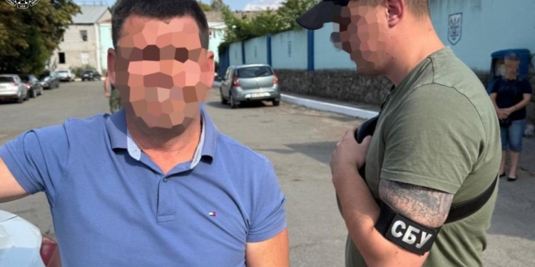На Київщині посадовця підозрюють у вимаганні хабаря за форму для ЗСУ