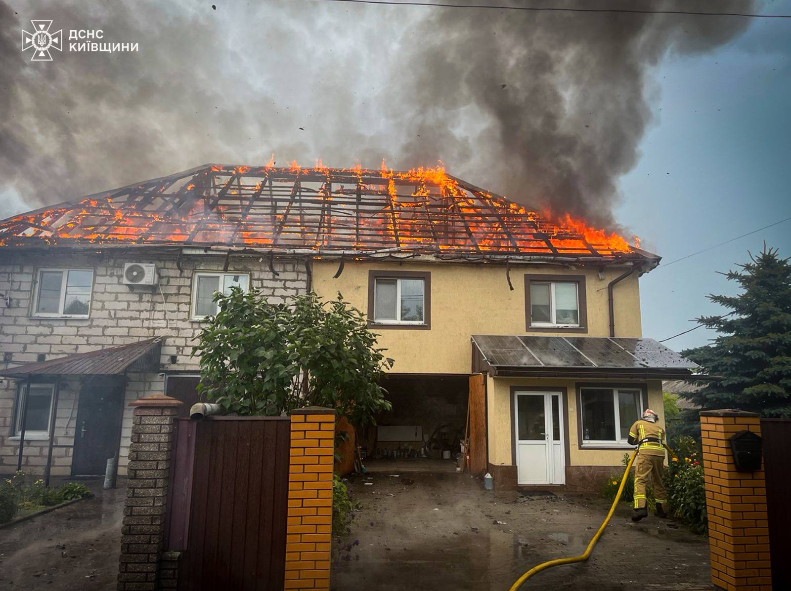 На Київщині загорівся житловий будинок: пожежу ліквідовано