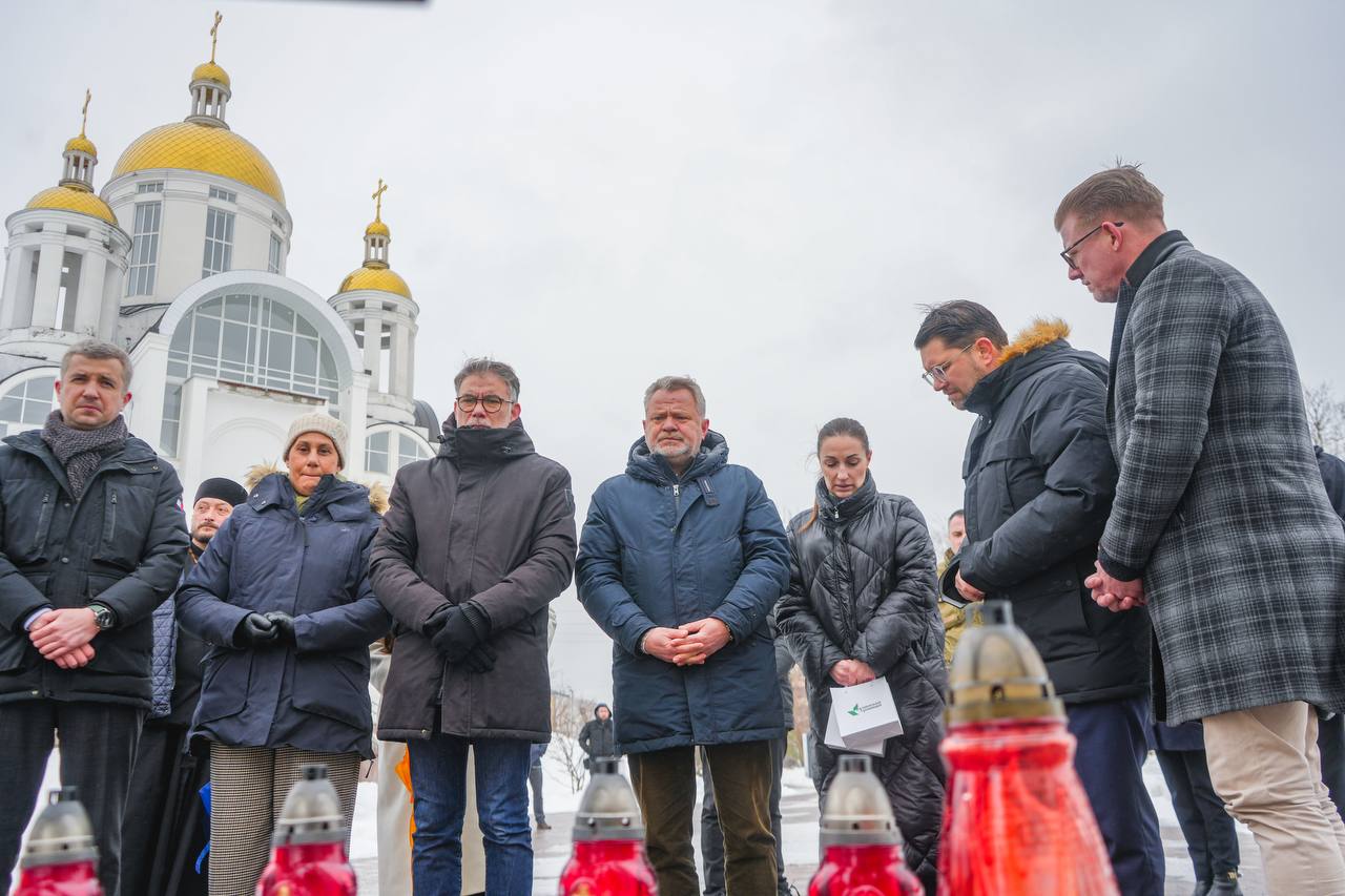 Буча прийняла провідних політиків Франції, Швеції та Європарламенту