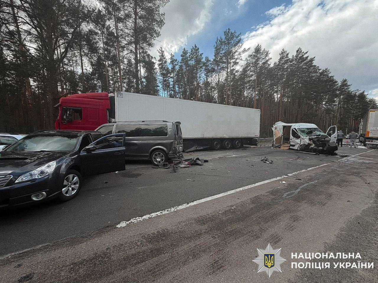 Поліція Київщини встановлює обставини ДТП за участі шести транспортних засобів