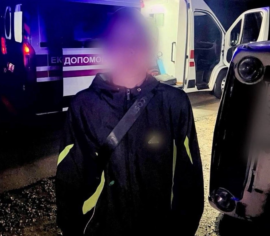 На Київщині п'яний 17-річний водій в'їхав у зупинку: постраждали троє людей