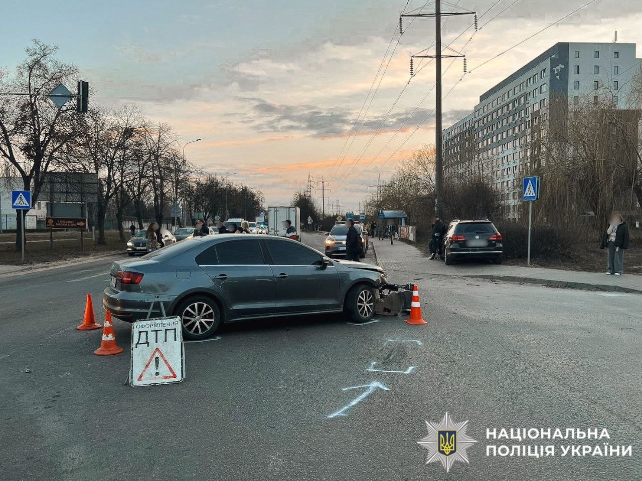 У Вишневому Passat, якого відкинуло на тротуар, збив 64-річну жінку