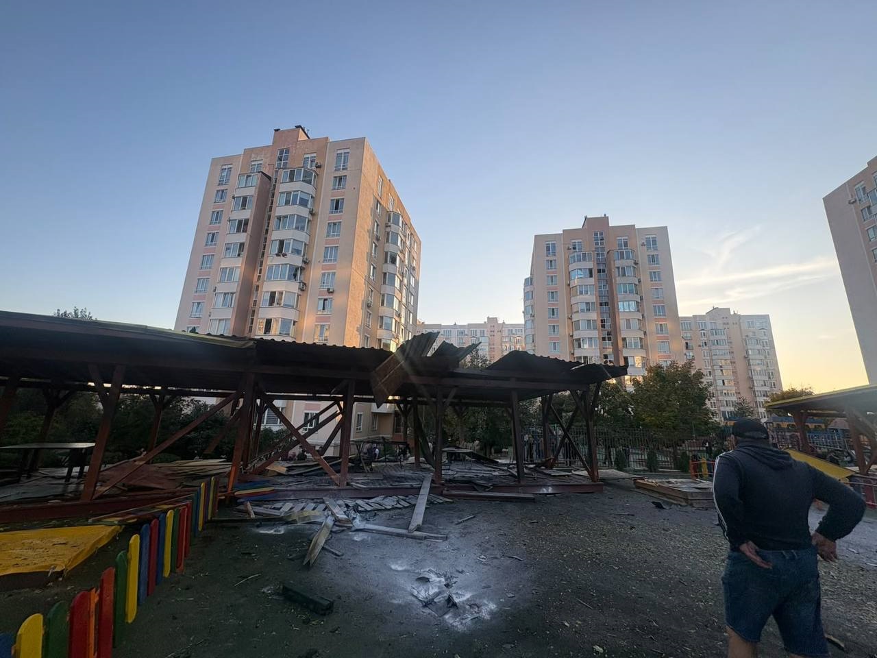 У Святопетрівському внаслідок атаки постраждала жінка, пошкоджені школа-садочок та житлові будинки