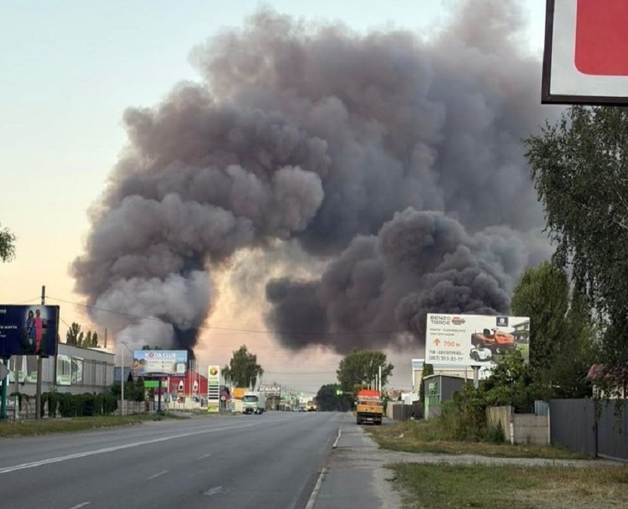 Другу добу поспіль Київщина зазнає атаки: пошкоджено десятки цивільних об’єктів