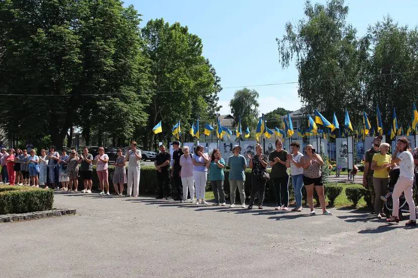 На Київщину після трьох років полону повернувся Сергій Зленко
У Ставищі на Київщині урочисто зустріли захисника Сергія Зленка, який провів понад три роки в російс...