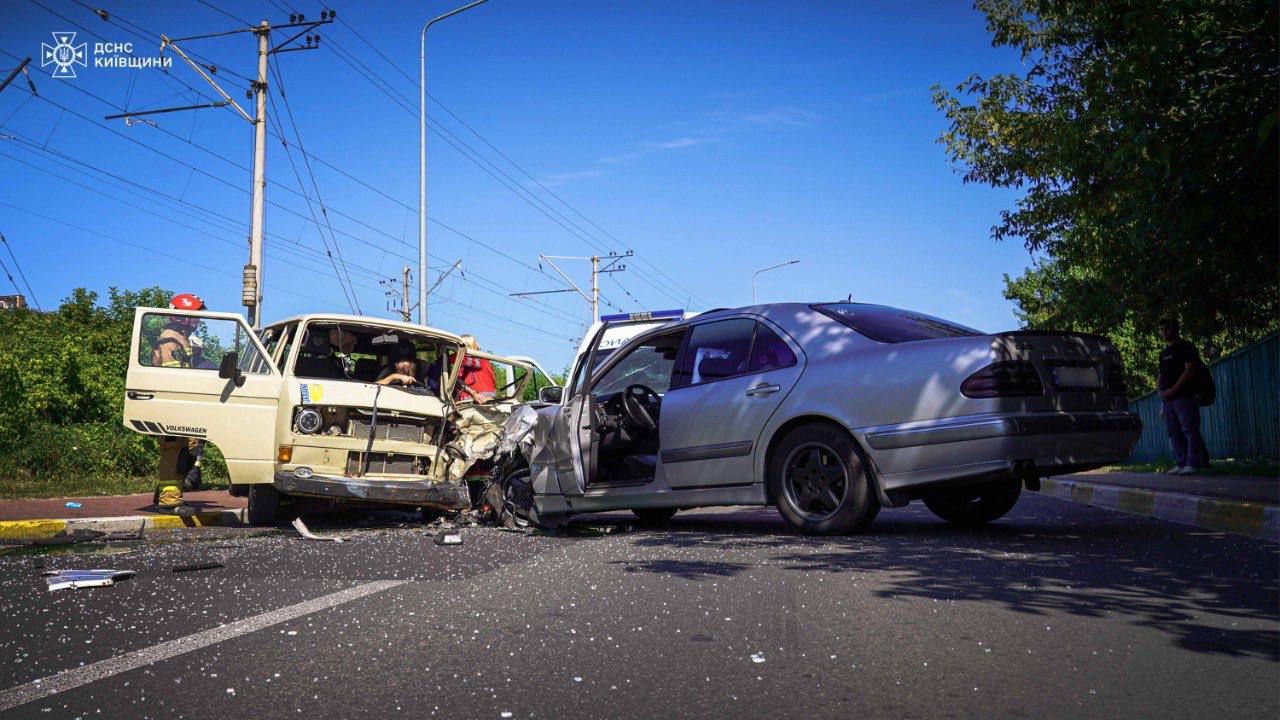 В Ірпені рятувальники деблокували чоловіка з понівеченого авто після ДТП