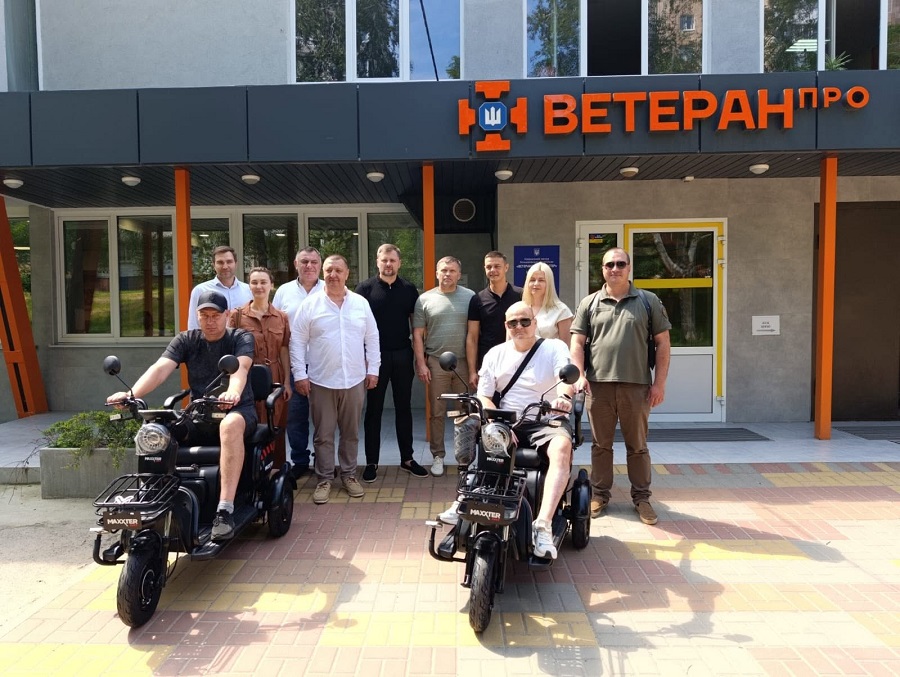 На Київщині ветеранам передали перші електроскутери в межах програми «Турбота» (ФОТО)
