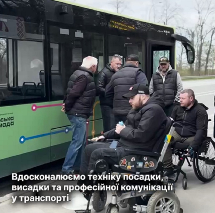 Буча впроваджує інклюзивні стандарти перевезень: водії проходять практичне навчання безбар’єрності
