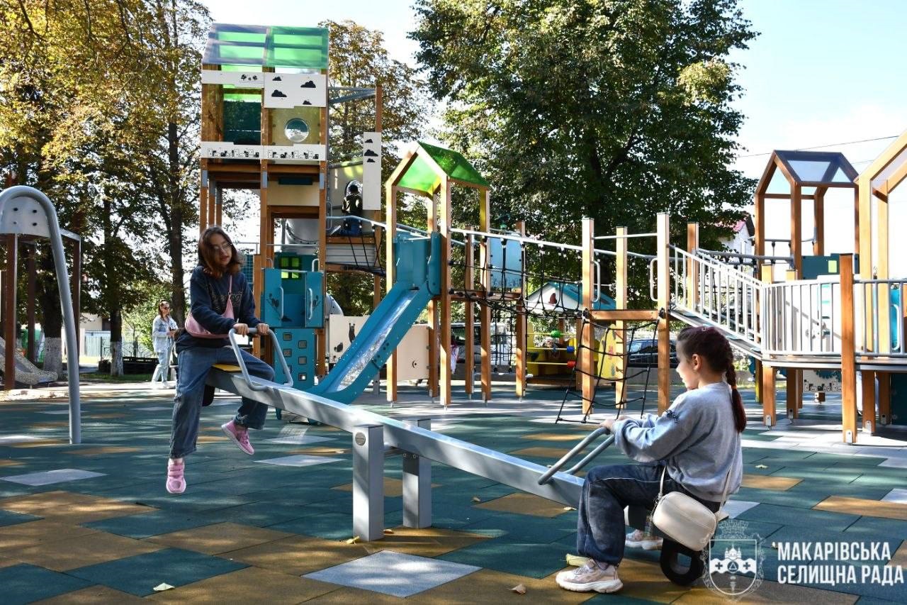 Від ідеї батьків до нового майданчика: у Макарові відкрили дитячий простір