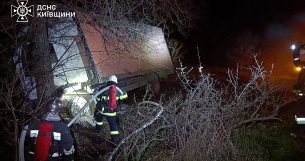 На Обухівщині фура зʼїхала в кювет та загорілася