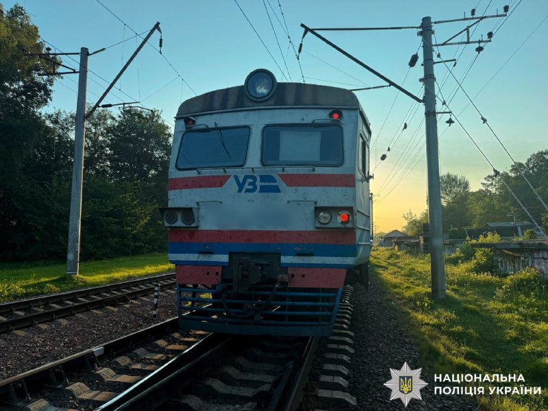 Трагічна подія на залізниці Бучанщини: потяг на смерть збив чоловіка