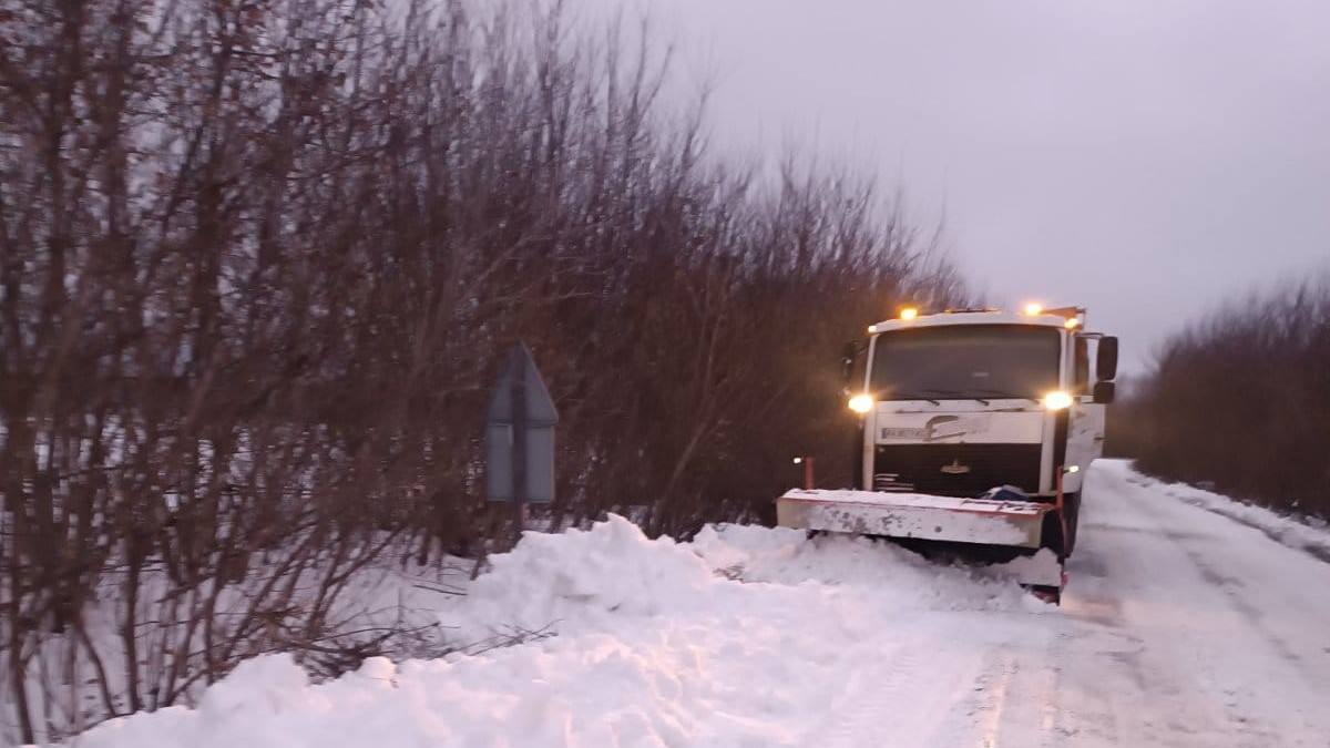 Дороги на Київщині обробляють протиожеледними сумішами та чистять від снігу 224 одиниці техніки