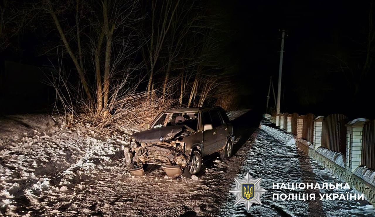 На Обухівщині Honda врізалася в дерево, є постраждалі