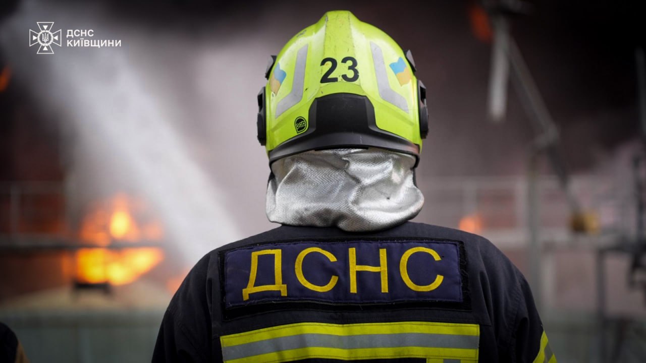 На Київщині загасили масштабну пожежу на інфраструктурному об’єкті після російської атаки